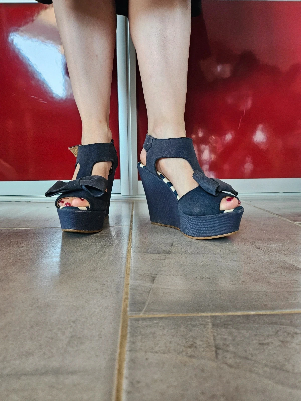 Zapato de tacón azul marino claudie pierlot con corazón pin up vintage rockabilly – photo 7